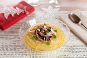 Preparazione Insalata di polipetti su crema di patate con scaglie di grana e rucola - Fase 2