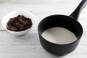 Preparazione Millefoglie con panna, ganache fondente e amarene - Fase 1