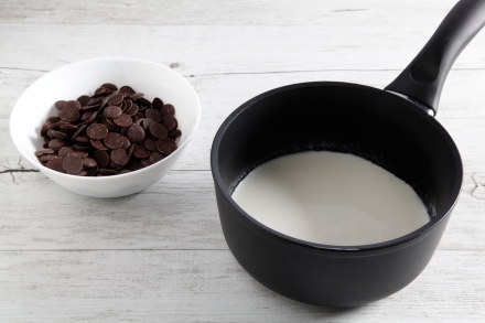 Preparazione Millefoglie con panna, ganache fondente e amarene - Fase 1 Preparazione Millefoglie con panna, ganache fondente e amarene - Fase 1