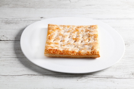 Preparazione Millefoglie con panna, ganache fondente e amarene - Fase 2 Preparazione Millefoglie con panna, ganache fondente e amarene - Fase 2