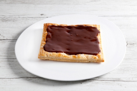 Preparazione Millefoglie con panna, ganache fondente e amarene - Fase 2 Preparazione Millefoglie con panna, ganache fondente e amarene - Fase 2