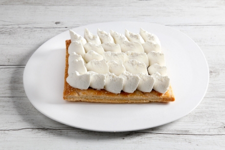 Preparazione Millefoglie con panna, ganache fondente e amarene - Fase 3 Preparazione Millefoglie con panna, ganache fondente e amarene - Fase 3