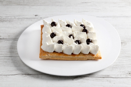 Preparazione Millefoglie con panna, ganache fondente e amarene - Fase 3 Preparazione Millefoglie con panna, ganache fondente e amarene - Fase 3