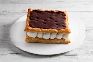 Preparazione Millefoglie con panna, ganache fondente e amarene - Fase 4