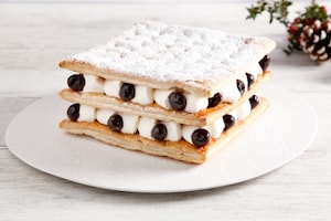 Preparazione Millefoglie con panna, ganache fondente e amarene - Fase 4