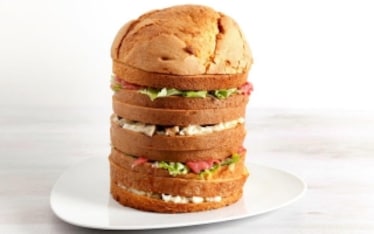 Panettone farcito salato con caviale di limone e funghi shiitake