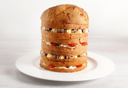 Panettone farcito salato con pomodori confit, burrata e alici