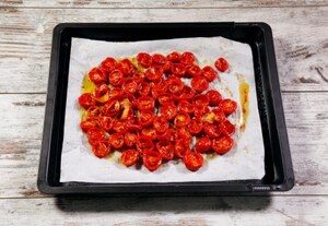 Preparazione Panettone farcito salato con pomodori confit, burrata e alici - Fase 1