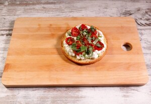 Preparazione Panettone farcito salato con pomodori confit, burrata e alici - Fase 2