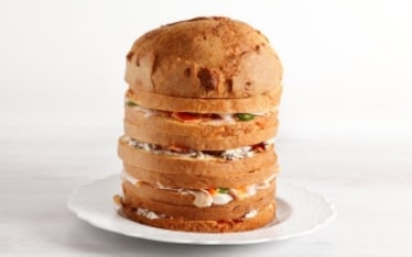 Panettone farcito salato con uova di quaglia, fesa di tacchino e peperoncino