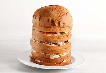 Panettone farcito salato con uova di quaglia, fesa di tacchino e peperoncino