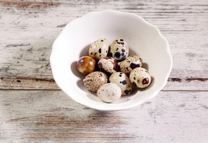Preparazione Panettone farcito salato con uova di quaglia, fesa di tacchino e peperoncino - Fase 3