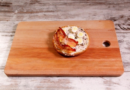 Preparazione Panettone farcito salato con uova di quaglia, fesa di tacchino e peperoncino - Fase 3 Preparazione Panettone farcito salato con uova di quaglia, fesa di tacchino e peperoncino - Fase 3