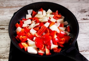 Preparazione Panettone farcito salato con uova di quaglia, fesa di tacchino e peperoncino - Fase 2