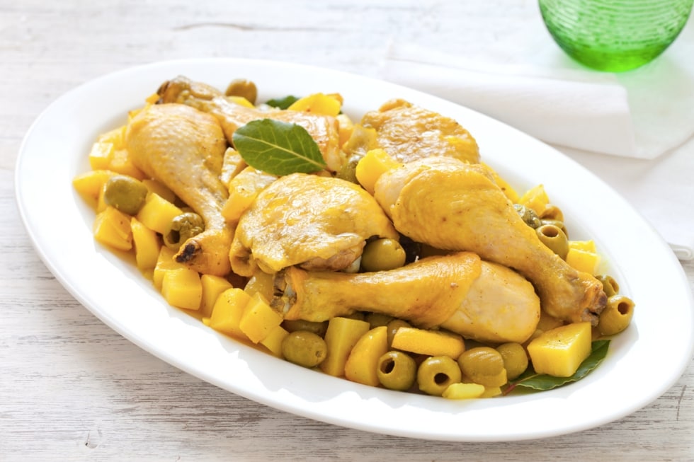 Pollo al forno con limone, olive e finocchietto ricetta