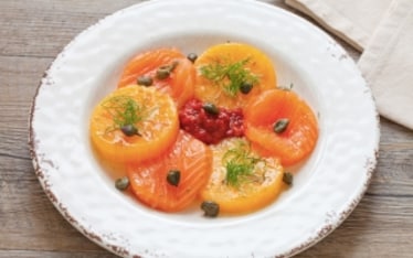 Salmone marinato al rum, cachi e confettura piccante