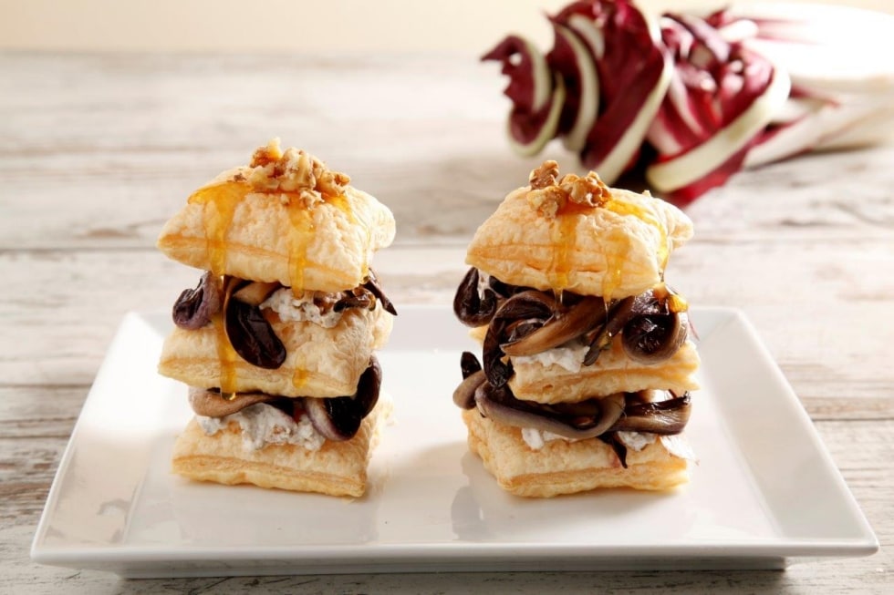 Sfogliatelle monoporzione con radicchio, noci, ricotta e miele ricetta