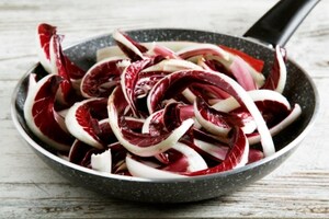 Preparazione Sfogliatelle monoporzione con radicchio, noci, ricotta e miele - Fase 1