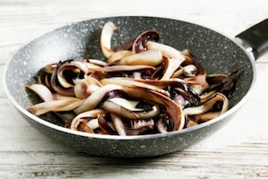 Preparazione Sfogliatelle monoporzione con radicchio, noci, ricotta e miele - Fase 1