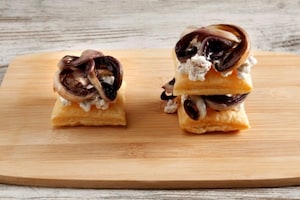 Preparazione Sfogliatelle monoporzione con radicchio, noci, ricotta e miele - Fase 4