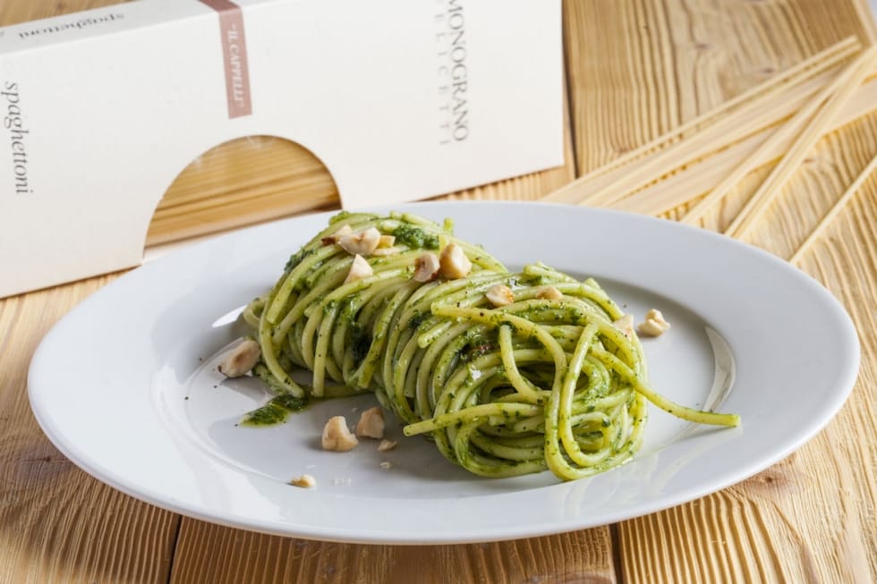 Spaghettoni con pesto di cicoria, biete e acciughe ricetta