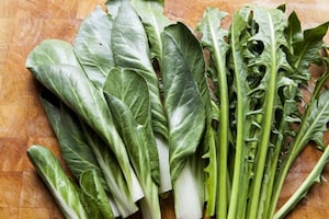 Preparazione Spaghettoni con pesto di cicoria, biete e acciughe - Fase 1