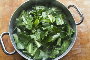 Preparazione Spaghettoni con pesto di cicoria, biete e acciughe - Fase 1