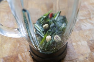 Preparazione Spaghettoni con pesto di cicoria, biete e acciughe - Fase 4