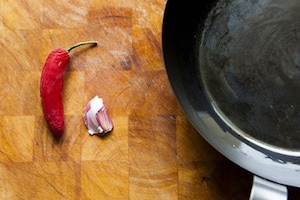 Preparazione Spaghettoni con pesto di cicoria, biete e acciughe - Fase 2