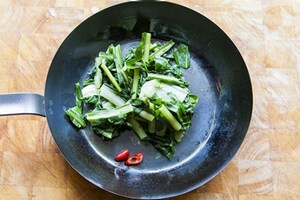 Preparazione Spaghettoni con pesto di cicoria, biete e acciughe - Fase 2