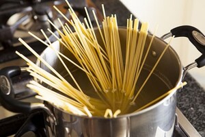 Preparazione Spaghettoni con pesto di cicoria, biete e acciughe - Fase 5