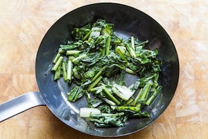 Preparazione Spaghettoni con pesto di cicoria, biete e acciughe - Fase 3