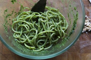Preparazione Spaghettoni con pesto di cicoria, biete e acciughe - Fase 6
