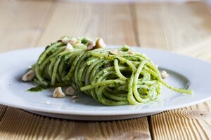 Preparazione Spaghettoni con pesto di cicoria, biete e acciughe - Fase 6