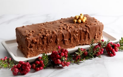 Torta alla nocciola glassata con cioccolato al latte