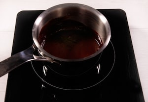 Preparazione Torta alla nocciola glassata con cioccolato al latte - Fase 1