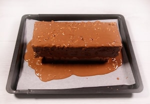 Preparazione Torta alla nocciola glassata con cioccolato al latte - Fase 8