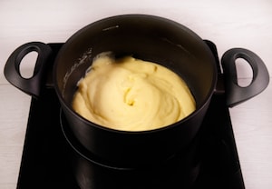 Preparazione Torta alla nocciola glassata con cioccolato al latte - Fase 3