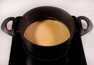 Preparazione Torta alla nocciola glassata con cioccolato al latte - Fase 3