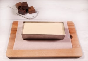 Preparazione Torta alla nocciola glassata con cioccolato al latte - Fase 6