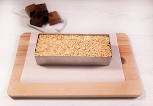 Preparazione Torta alla nocciola glassata con cioccolato al latte - Fase 6