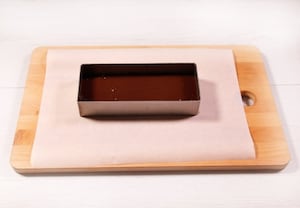 Preparazione Torta alla nocciola glassata con cioccolato al latte - Fase 2