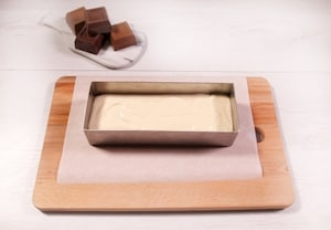 Preparazione Torta alla nocciola glassata con cioccolato al latte - Fase 5