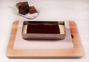 Preparazione Torta alla nocciola glassata con cioccolato al latte - Fase 5