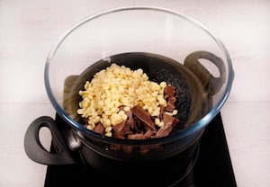 Preparazione Torta alla nocciola glassata con cioccolato al latte - Fase 7