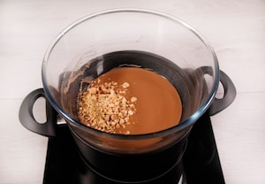 Preparazione Torta alla nocciola glassata con cioccolato al latte - Fase 7