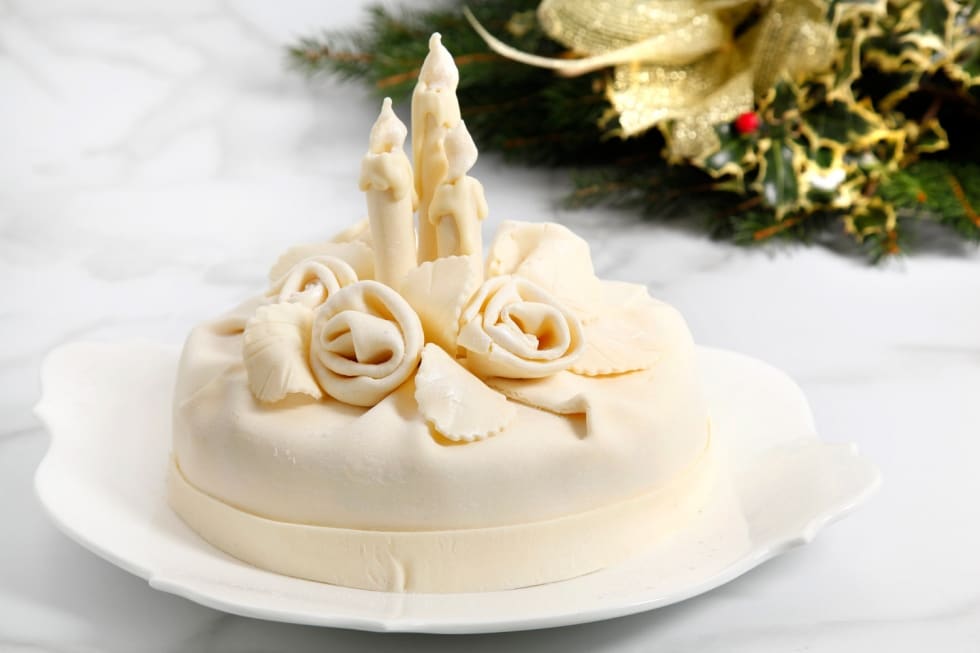 Torta natalizia ricoperta di cioccolato bianco ricetta