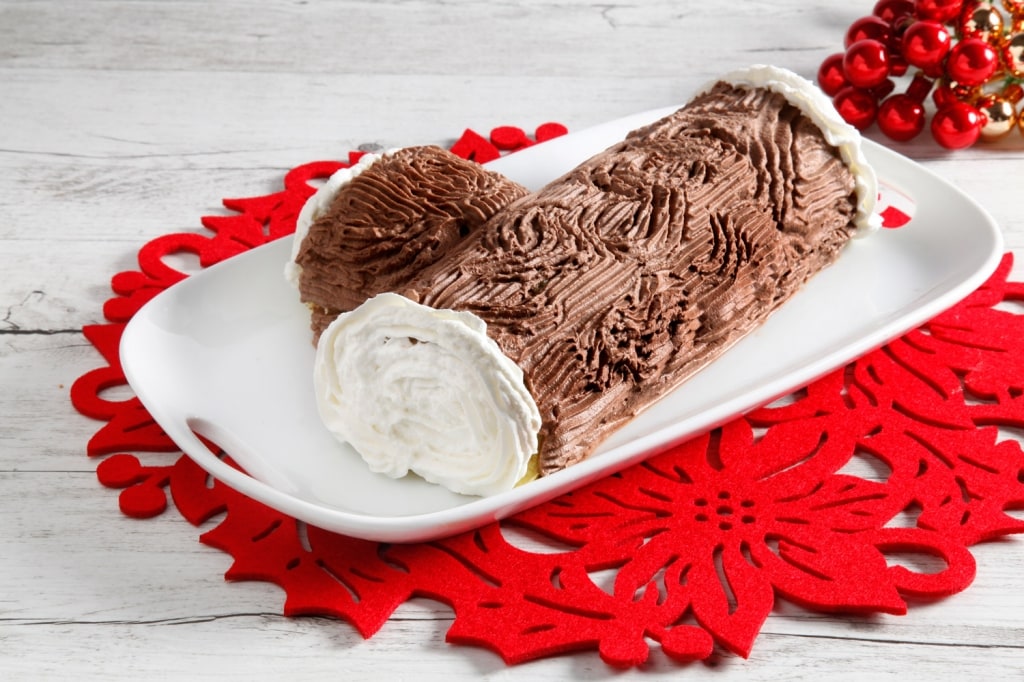 Tronchetto Di Natale Bianco Ricetta.Ricetta Tronchetto Di Natale Con Crema Di Cioccolato Bianco E Lamponi Cucchiaio D Argento