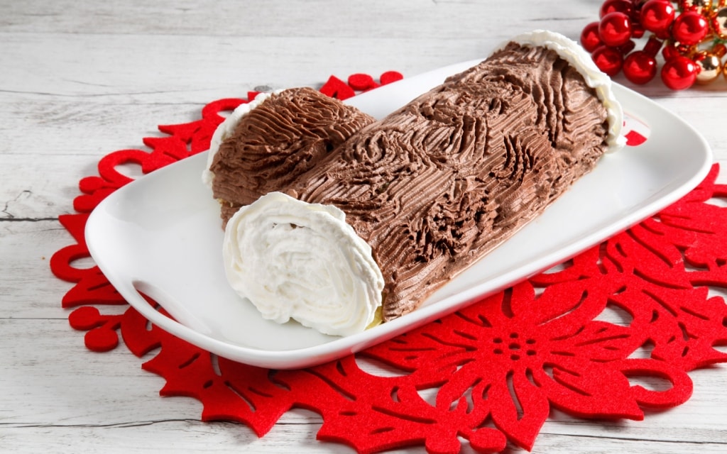 Tronchetto Di Natale Nero.Ricetta Tronchetto Di Natale Con Crema Di Cioccolato Bianco E Lamponi Cucchiaio D Argento