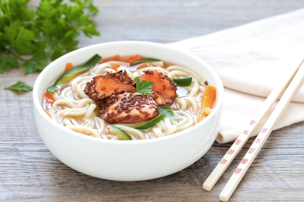 Zuppa di noodles e verdure con salmone in crosta di semi di lino ricetta